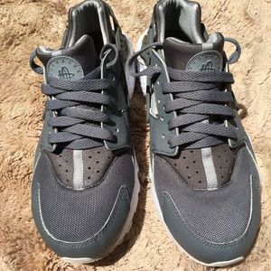 Nike Air Huaraches 7Y